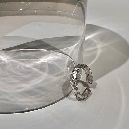 «SILVER TEXTURE BAND» — Adjustable Sterling Silver Ring with Quilted Metal Detailing