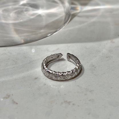 «SILVER TEXTURE BAND» — Adjustable Sterling Silver Ring with Quilted Metal Detailing