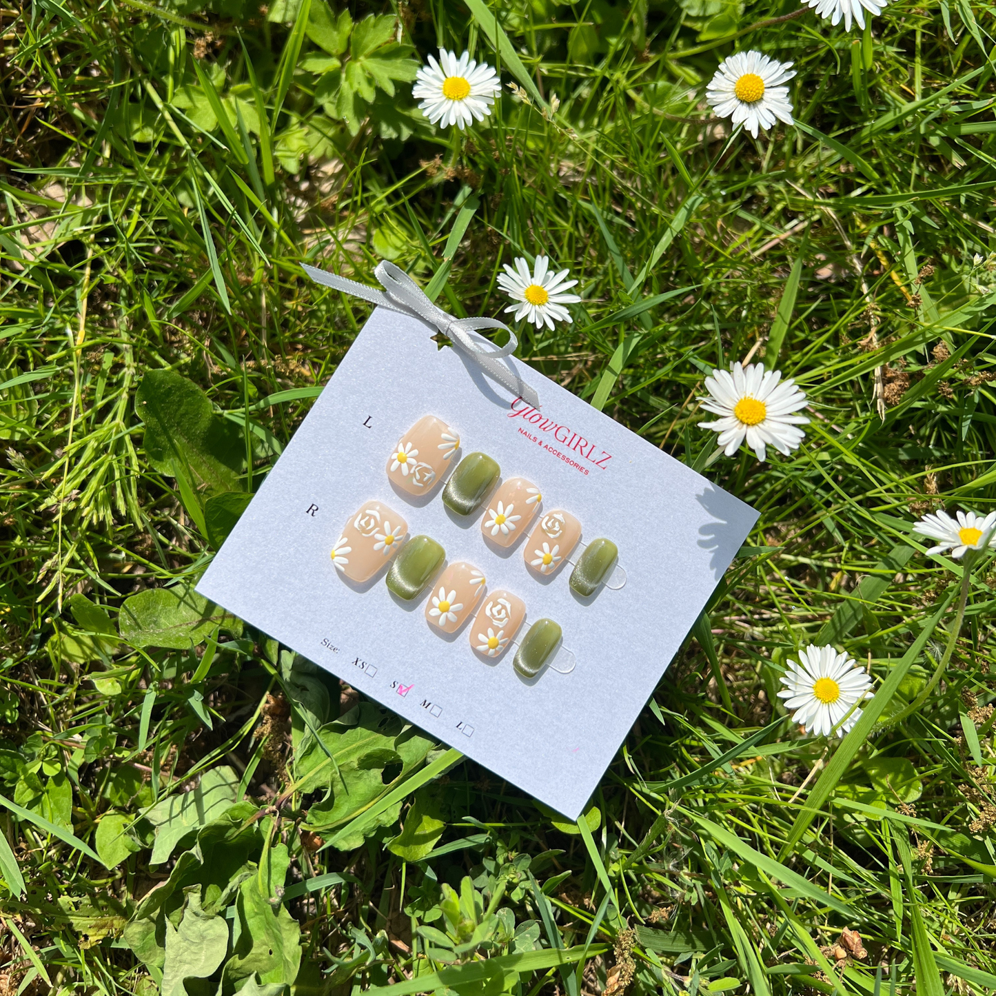 «SUMMER BLOOM CAT EYE»- Green Cat Eye Press-On Nails with Daisy Accents, Fresh Floral Design for Spring