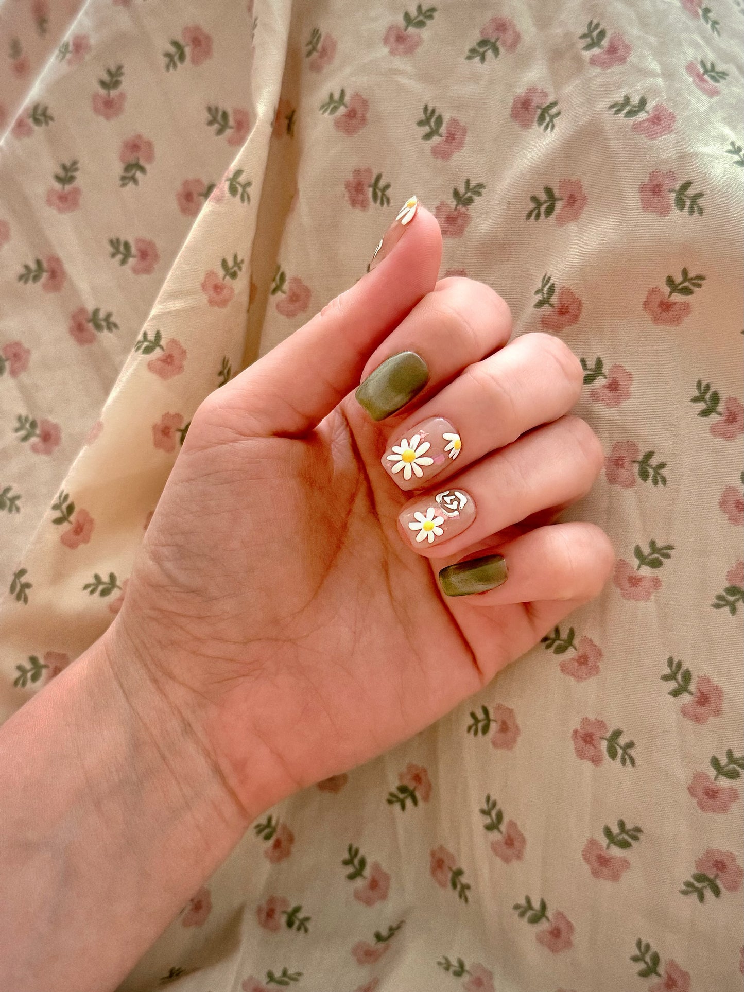 «SUMMER BLOOM CAT EYE»- Green Cat Eye Press-On Nails with Daisy Accents, Fresh Floral Design for Spring
