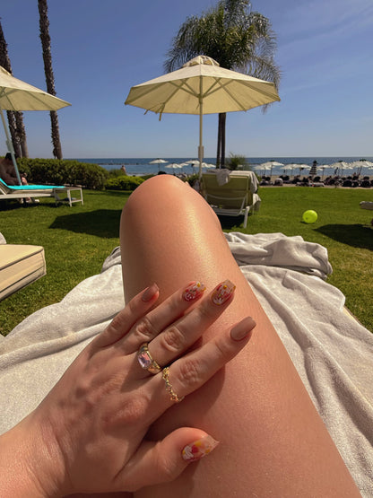 «PEACHY DAISY GLOW»- Pink Cat Eye Press-On Nails with Floral Design & Mini Daisies