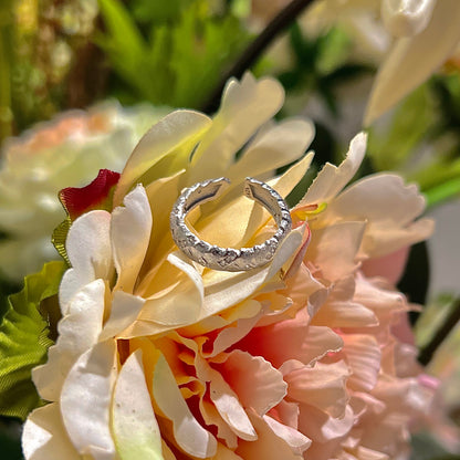 «SILVER TEXTURE BAND» — Adjustable Sterling Silver Ring with Quilted Metal Detailing