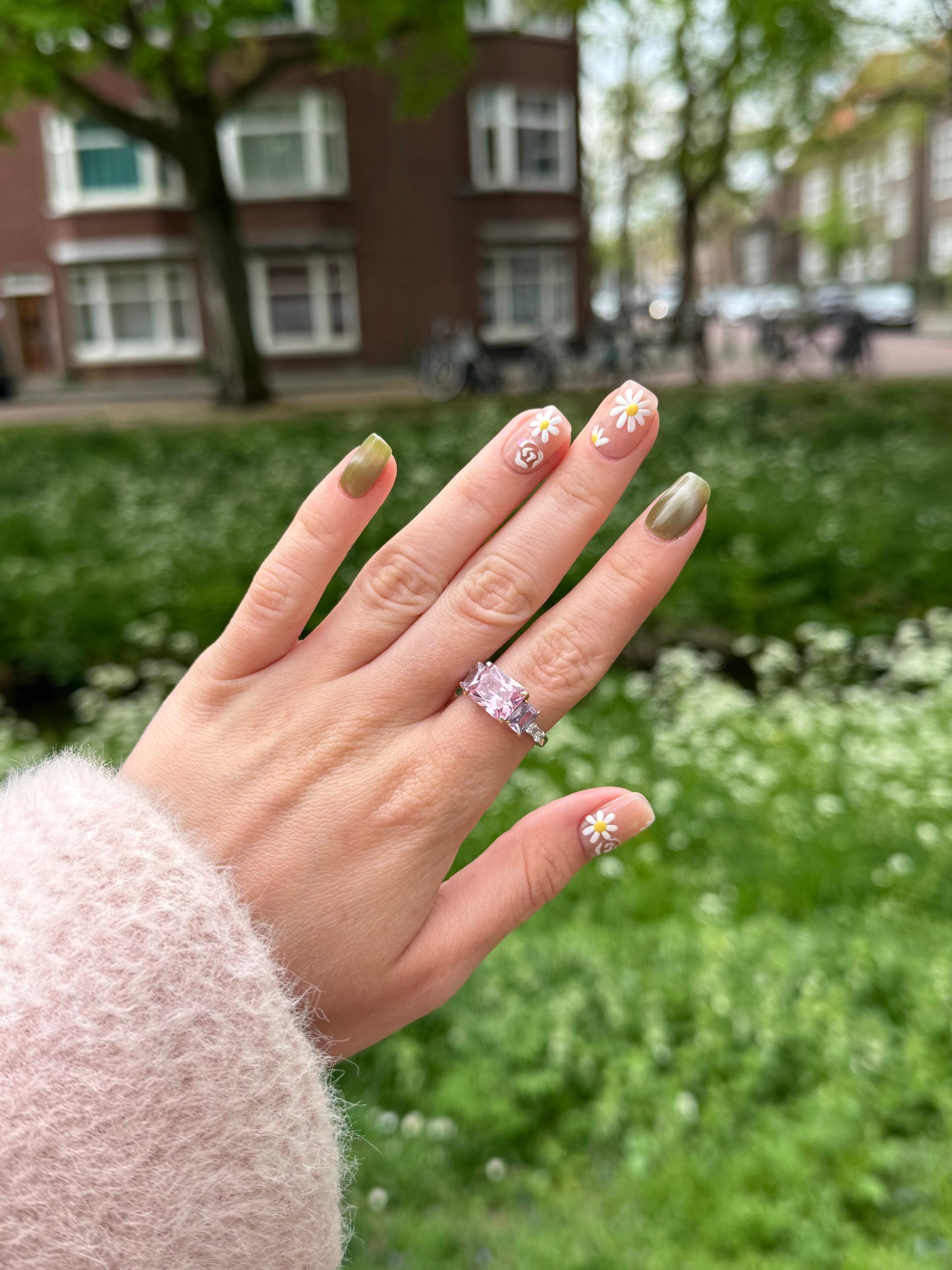 «SUMMER BLOOM CAT EYE»- Green Cat Eye Press-On Nails with Daisy Accents, Fresh Floral Design for Spring