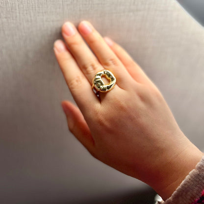 «SCULPTED DOME GOLD RING» – Modern Statement Ring with Bold Melting-Effect Design
