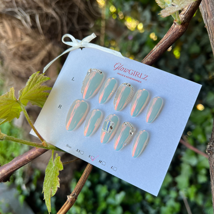 «AURORA SHELL GLOW»– White Shell Powder Press-On Nails with Iridescent Aurora Shine, Trendy & Luxurious Nail Design