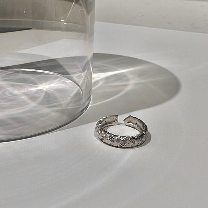«SILVER TEXTURE BAND» — Adjustable Sterling Silver Ring with Quilted Metal Detailing