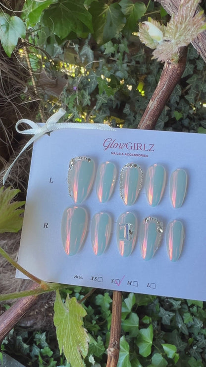 «AURORA SHELL GLOW»– White Shell Powder Press-On Nails with Iridescent Aurora Shine, Trendy & Luxurious Nail Design
