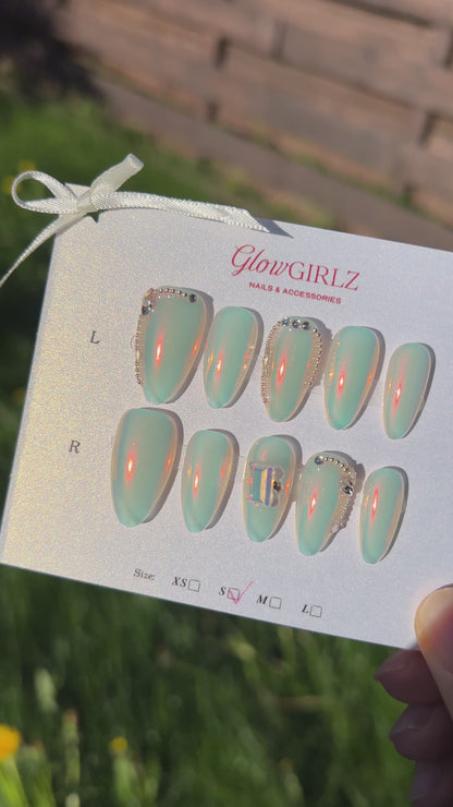 «AURORA SHELL GLOW»– White Shell Powder Press-On Nails with Iridescent Aurora Shine, Trendy & Luxurious Nail Design