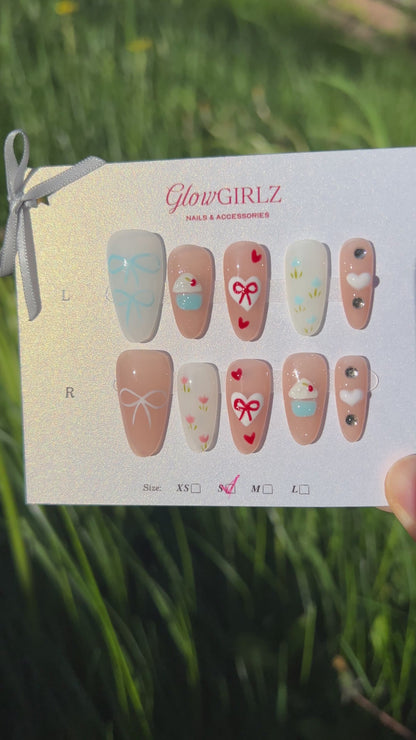 «SWEETHEART CUPCAKE DREAM» – Pink & White Press-On Nails with Bows, Cupcakes & Hearts, Kawaii & Soft Girl Aesthetic