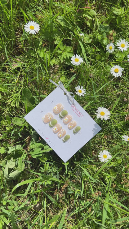 «SUMMER BLOOM CAT EYE»- Green Cat Eye Press-On Nails with Daisy Accents, Fresh Floral Design for Spring